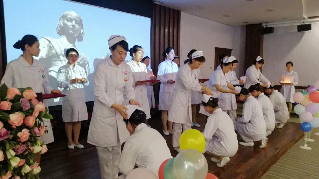 沈阳经济技术开发区人民医院(开发区医院)授帽仪式、医师代表献花 